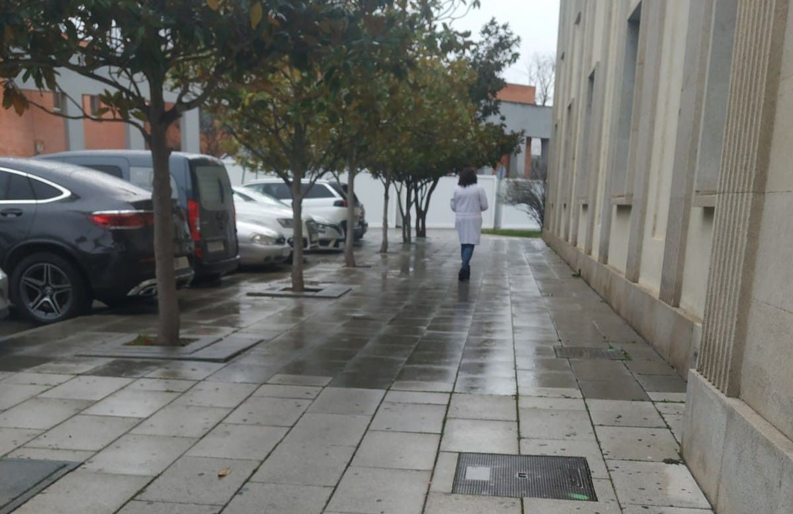 Un médico en el exterior del Virgen de la Concha