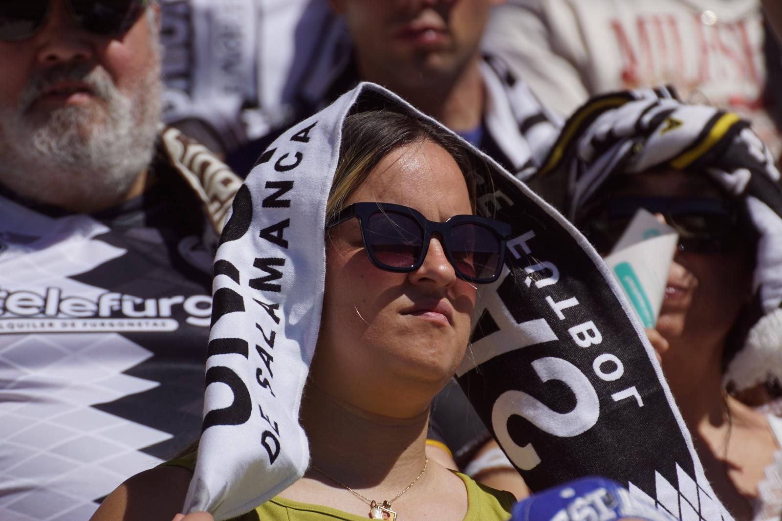 Gran ambiente en la grada para ver el partido entre Zamora - Unionistas en el Estadio Ruta de la Plata