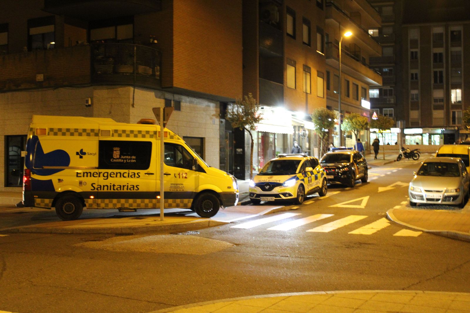 Ambulancia y Policía Local en el SUAP de la calle Valencia. Centro de Salud de San Juan de Salamanca | Foto de archivo