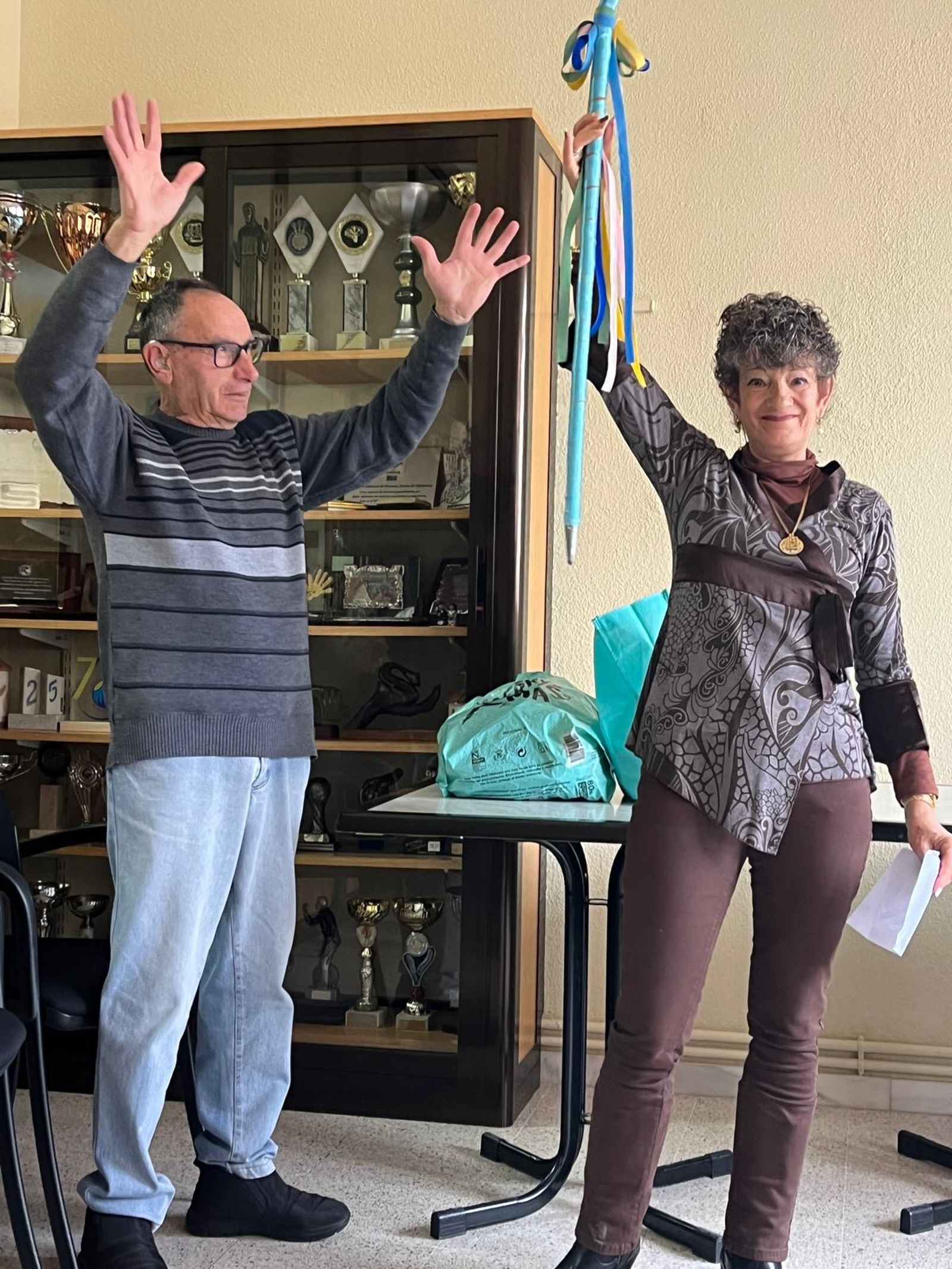 Conchi del Álamo Díaz recibiendo el bastón de mando como aguedera mayor en el Centro Cultural de Sordos de Salamanca