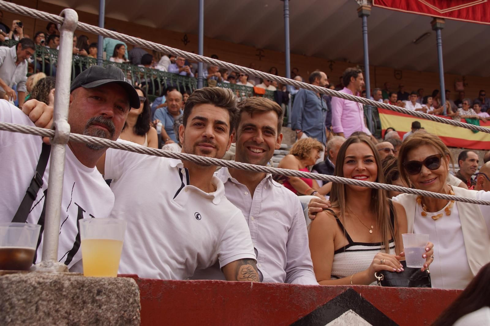 Expectación por ver los caballos de rejoneo en La Glorieta: imágenes del ambiente en los tendidos y en el patio de cuadrillas