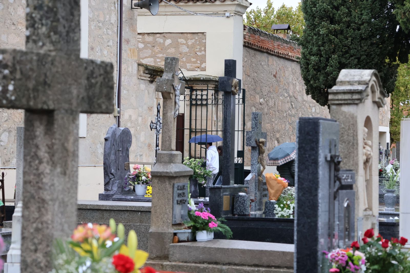 GALERÍA | La lluvia no detiene la tradición: los zamoranos acuden al cementerio para recordar a sus fallecidos