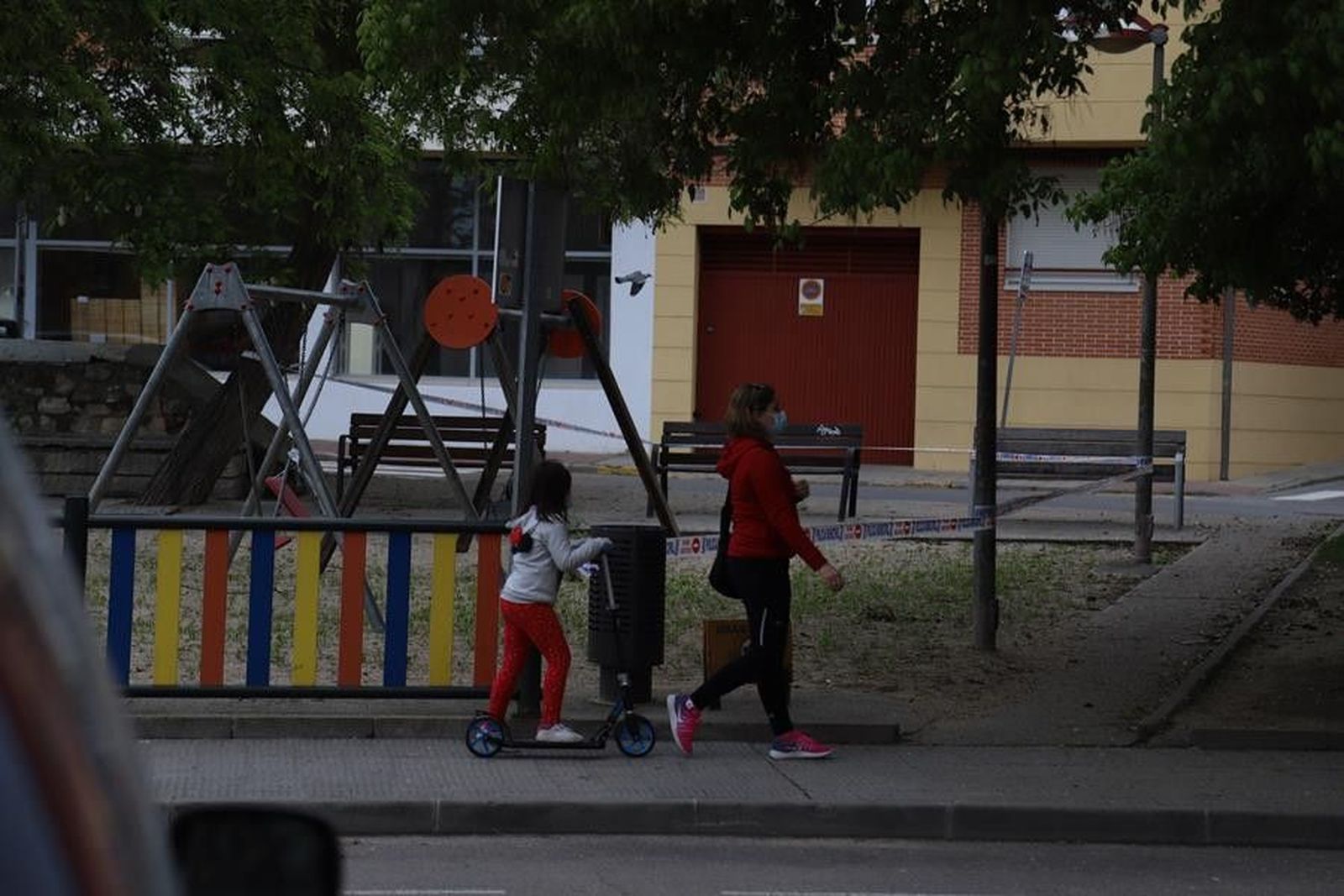 Una niña observa un parque de Zamora montada en su patinete