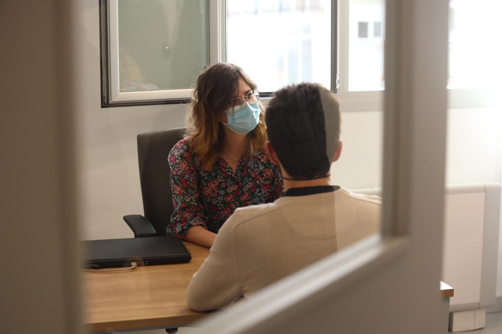Laura Rodríguez, psicóloga de ASAS, junto a un compañero