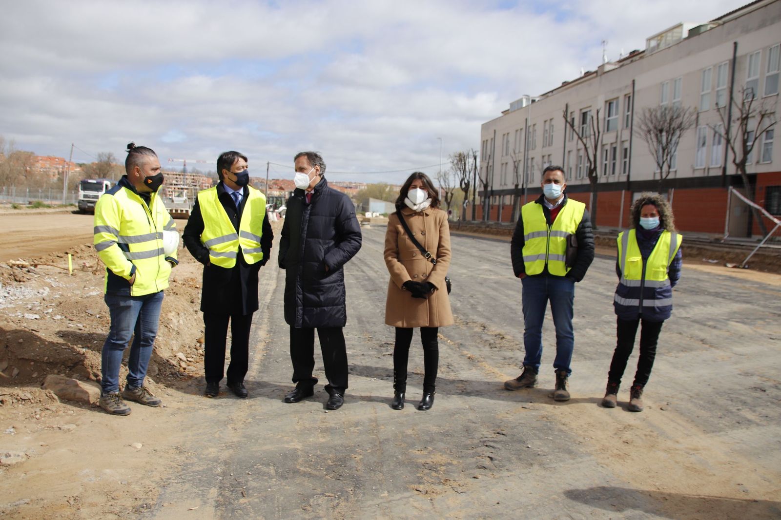 Carlos García Carbayo, visita las obras de desdoblamiento de la Avenida del Padre Ignacio Ellacuría y las obras de construcción de la Lonja de los Huertos Urbanos.