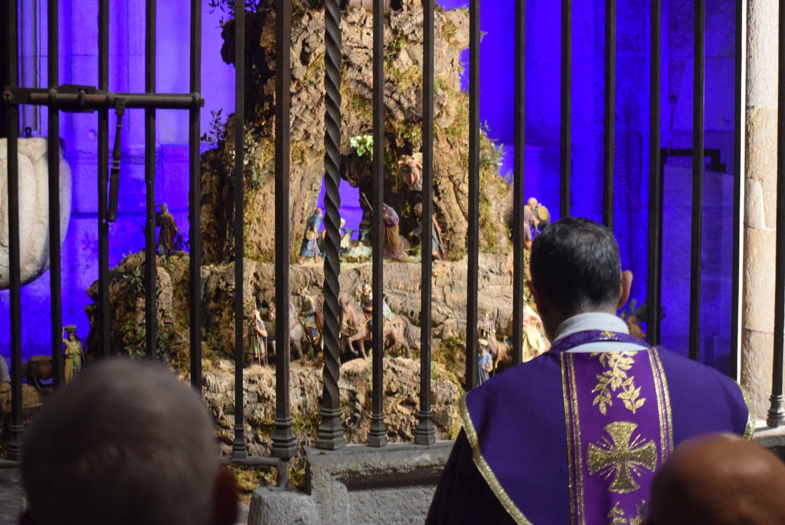 El sacerdote bendiciendo el Belén de la iglesia Santiago del Burgo
