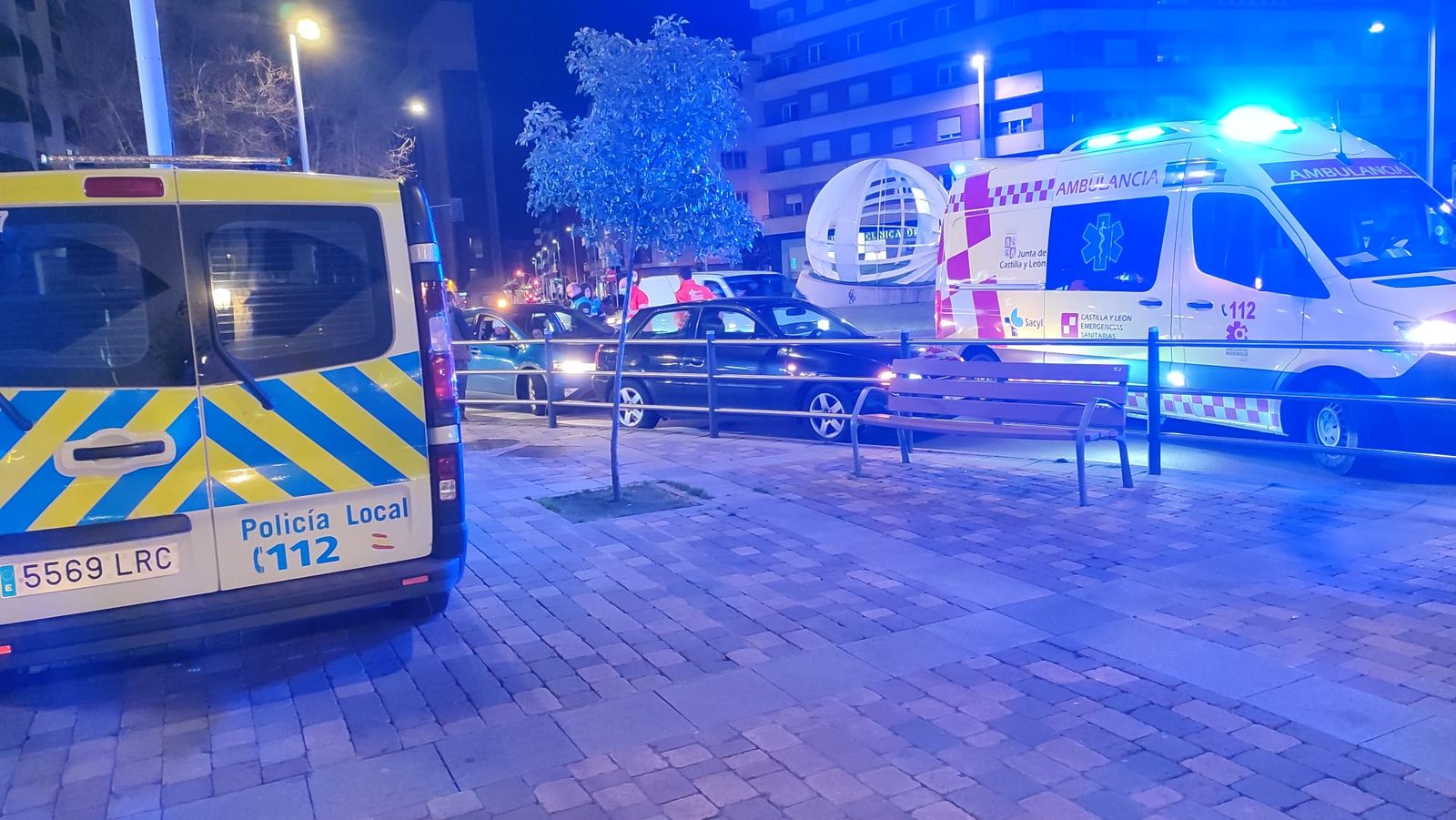 Policía Local y ambulancia en la glorieta de la UDS