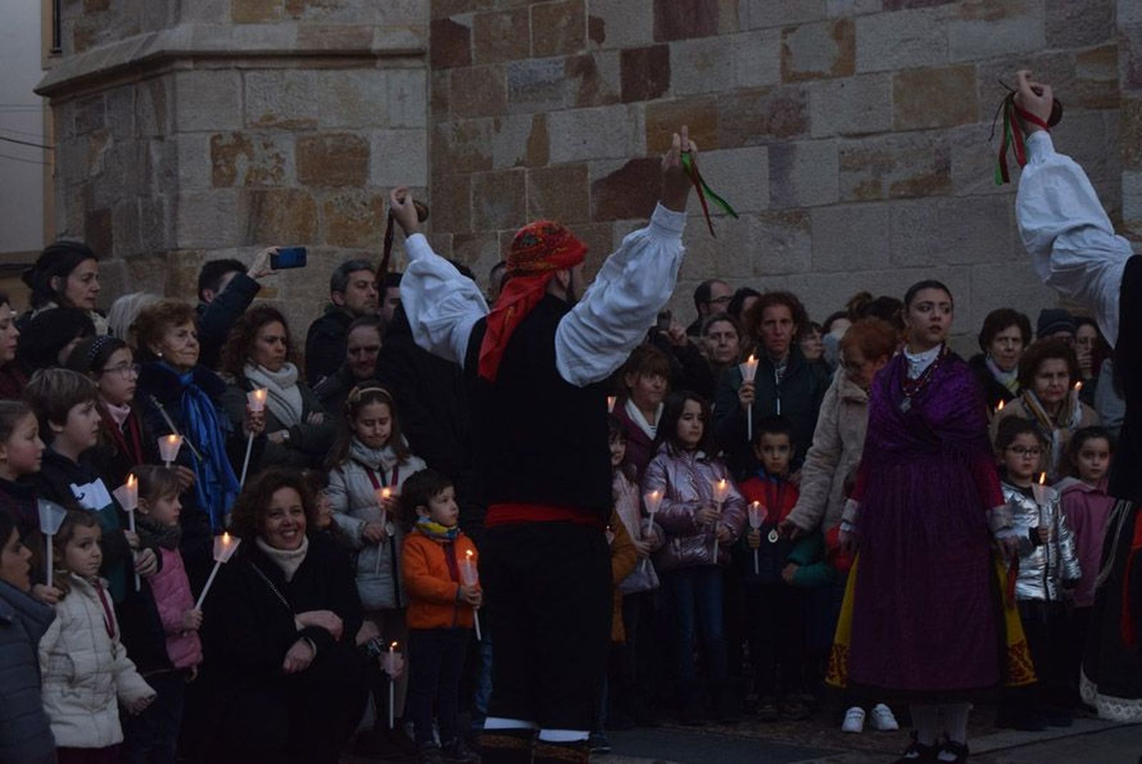 las-candelas-vuelven-a-unir-la-iglesia-de-san-juan-con-la-de-san-vicente-69