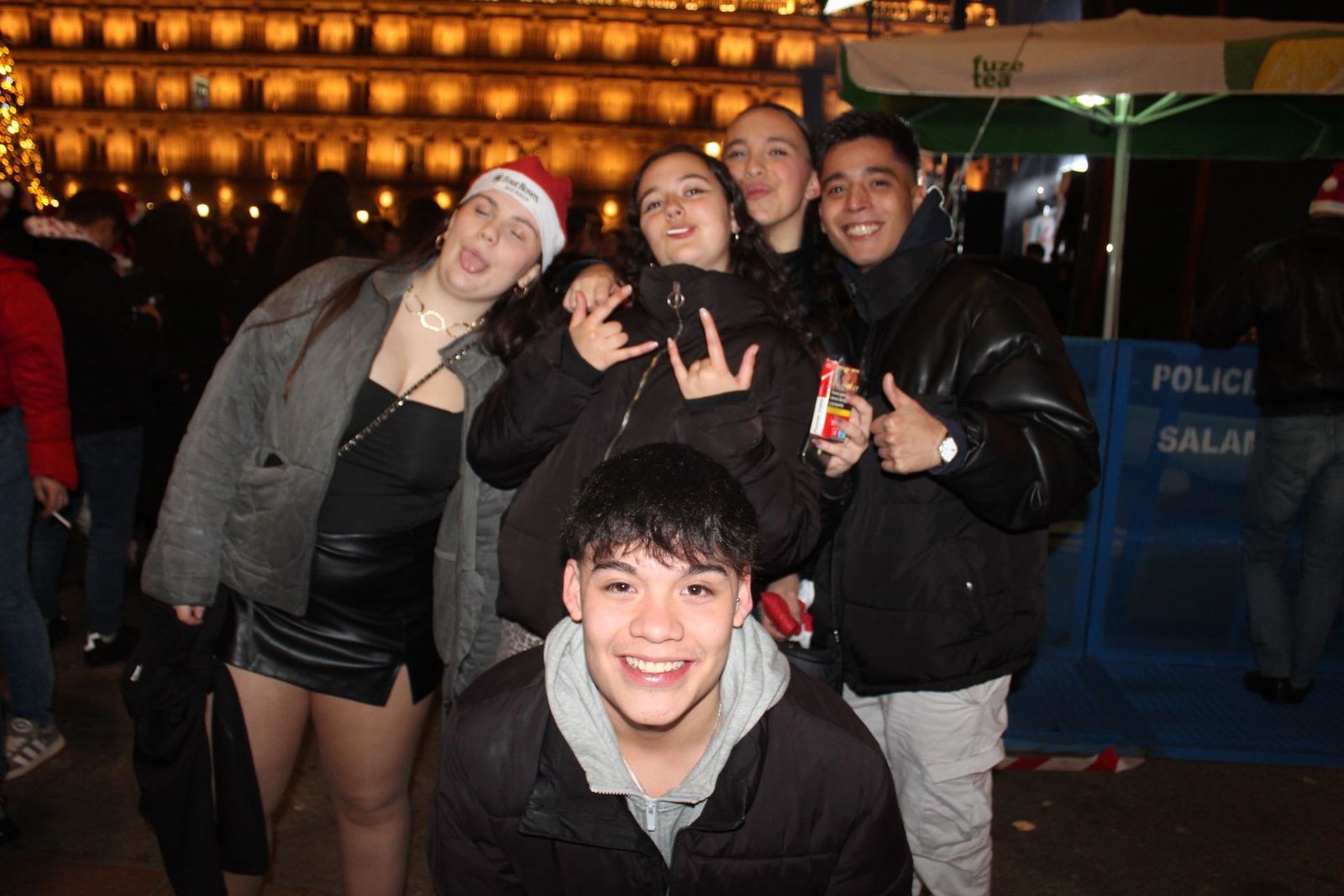 Centenares de personas disfrutan de las campanadas y la fiesta del Fin de Año Universitario