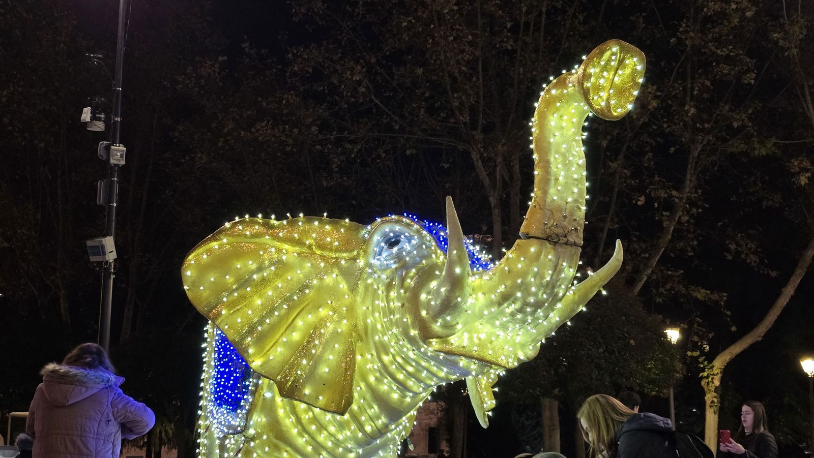 La Plaza Mayor de Salamanca se ilumina con “El Astronauta y la Estrella”: arranca la Navidad