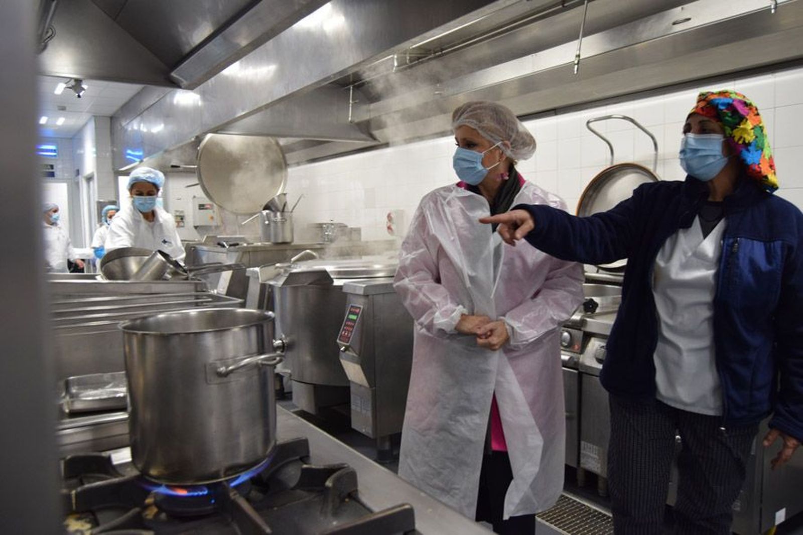 la-delegada-territorial-leticia-garcia-visita-la-cocina-de-linea-fria-del-complejo-asistencial-de-zamora-tras-las-obras-de-mejora-49