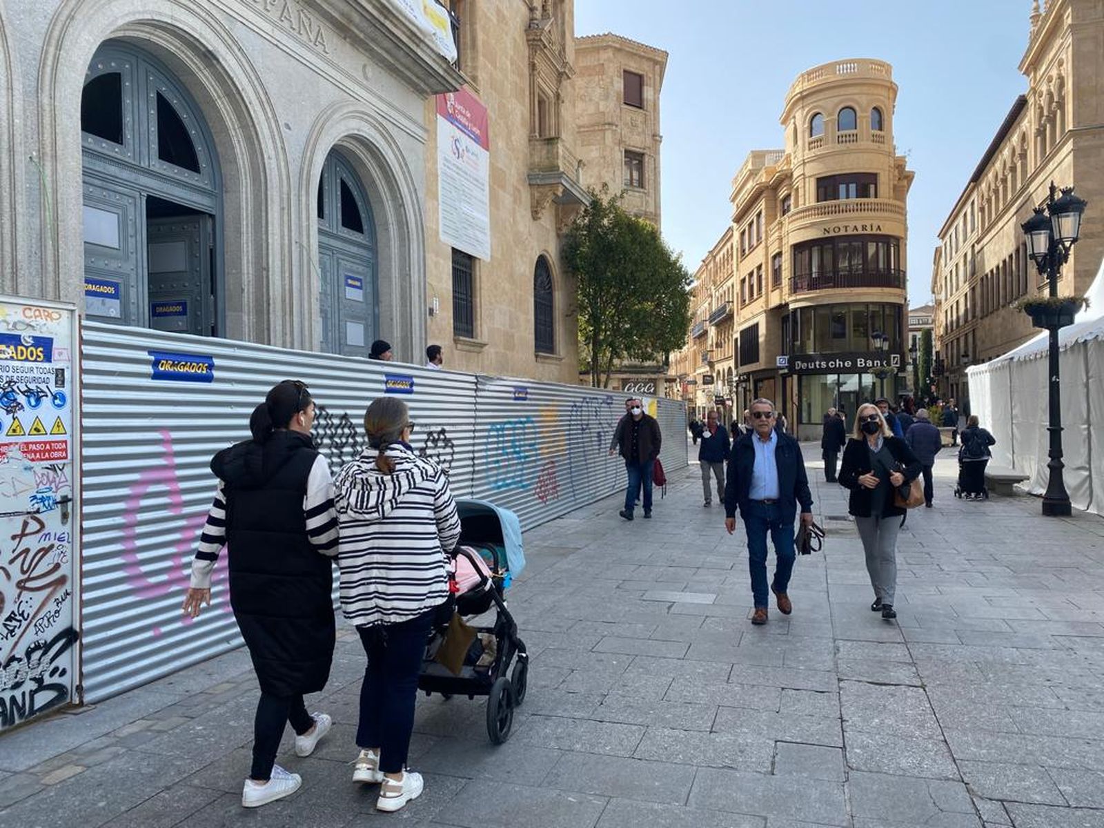 Salmantinos paseando a sus bebés por la calle Zamora