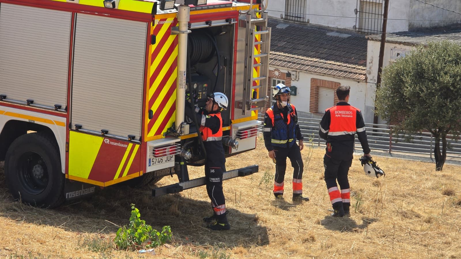 Bomberos en el incendio de pasto en un solar de la calle Teso Buenavista