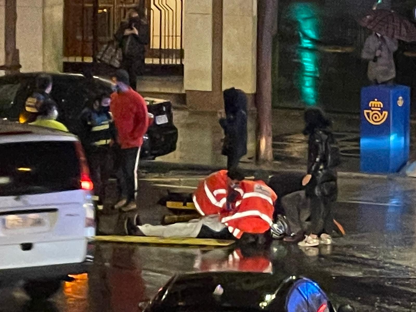 Accidente entre un coche y una moto en la puerta de Zamora