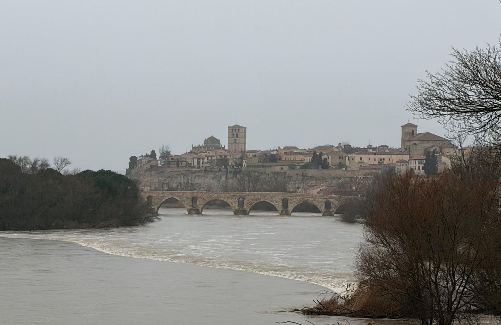 El río Duero a su paso por Zamora este domingo