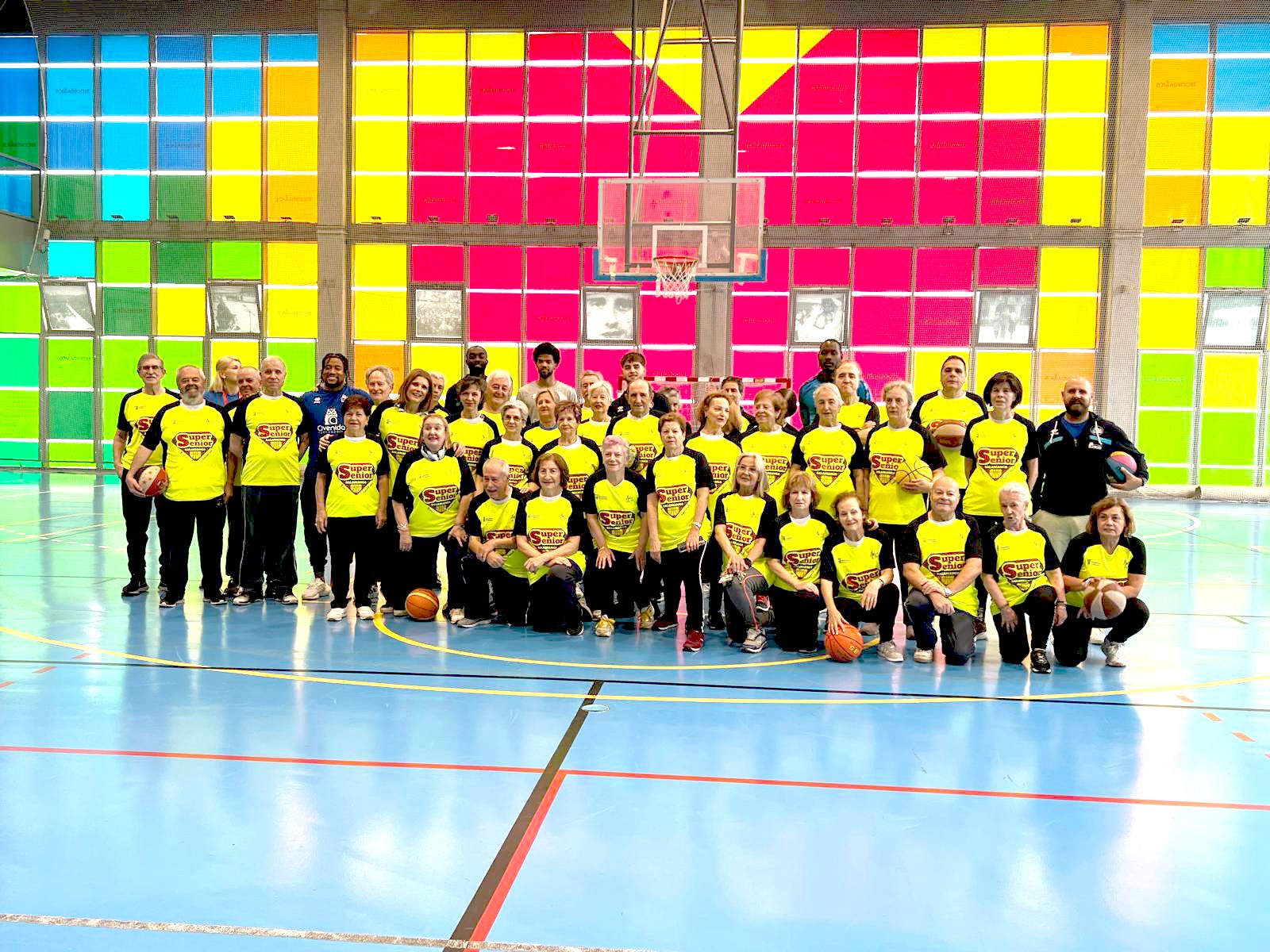 Una edición anterior del programa de baloncesto para mayores de 55 años