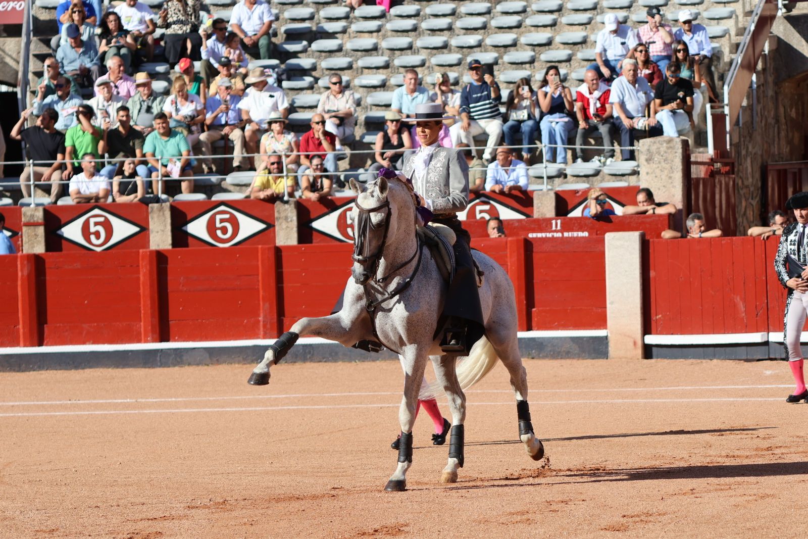 La Glorieta revive el aroma de la feria taurina con el primer festejo: Lea Vicens, Raquel Martín y Olga Casado