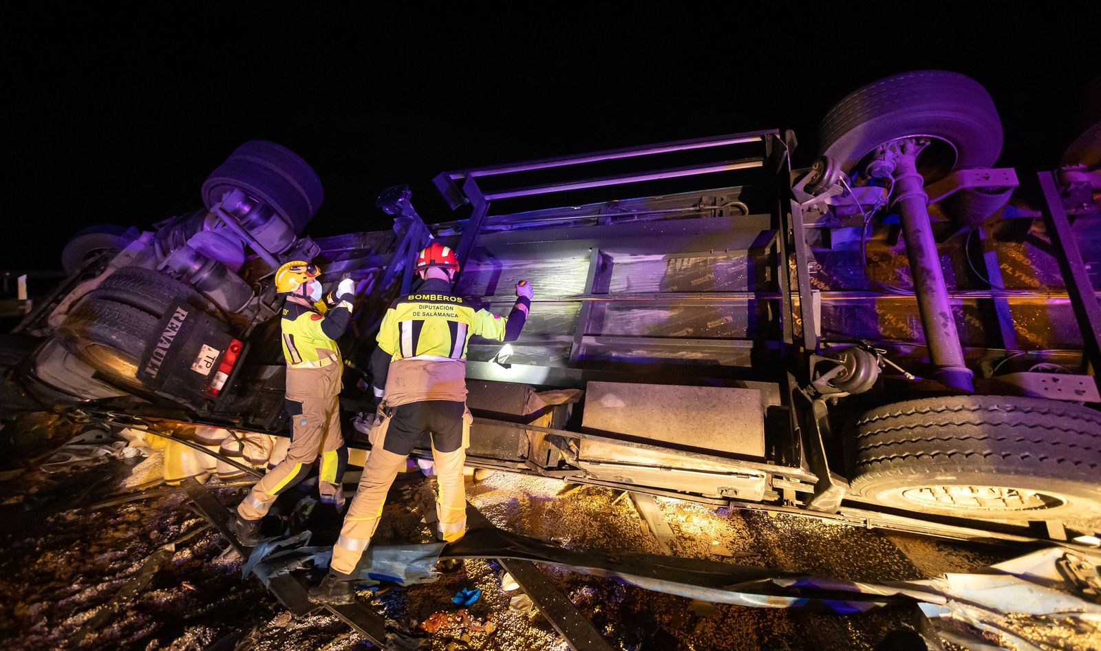 El vuelco de un camión en la A-62 a la altura de Fuentes de Oñoro deja un fallecido esta madrugada | Foto: ICAL