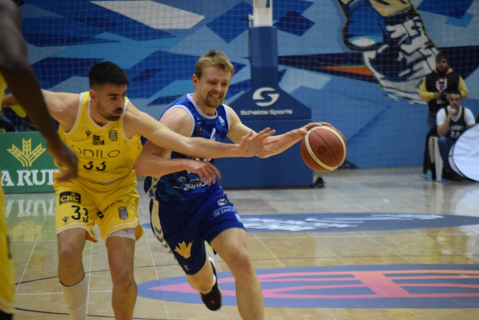 Jacob Round en una pugna con 'Totte' Alonso, del Odilo Cartagena, en la final de la Copa LEB Plata.