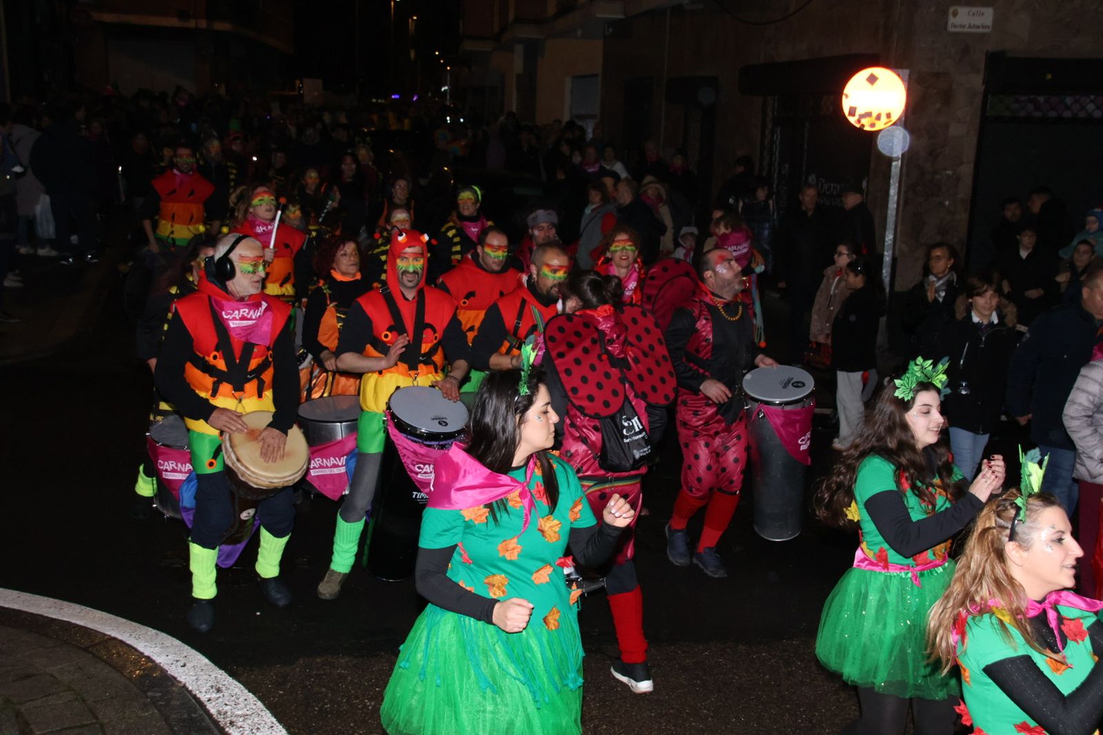 Desfile de disfraces con pasacalles a cargo de Blocco Charr