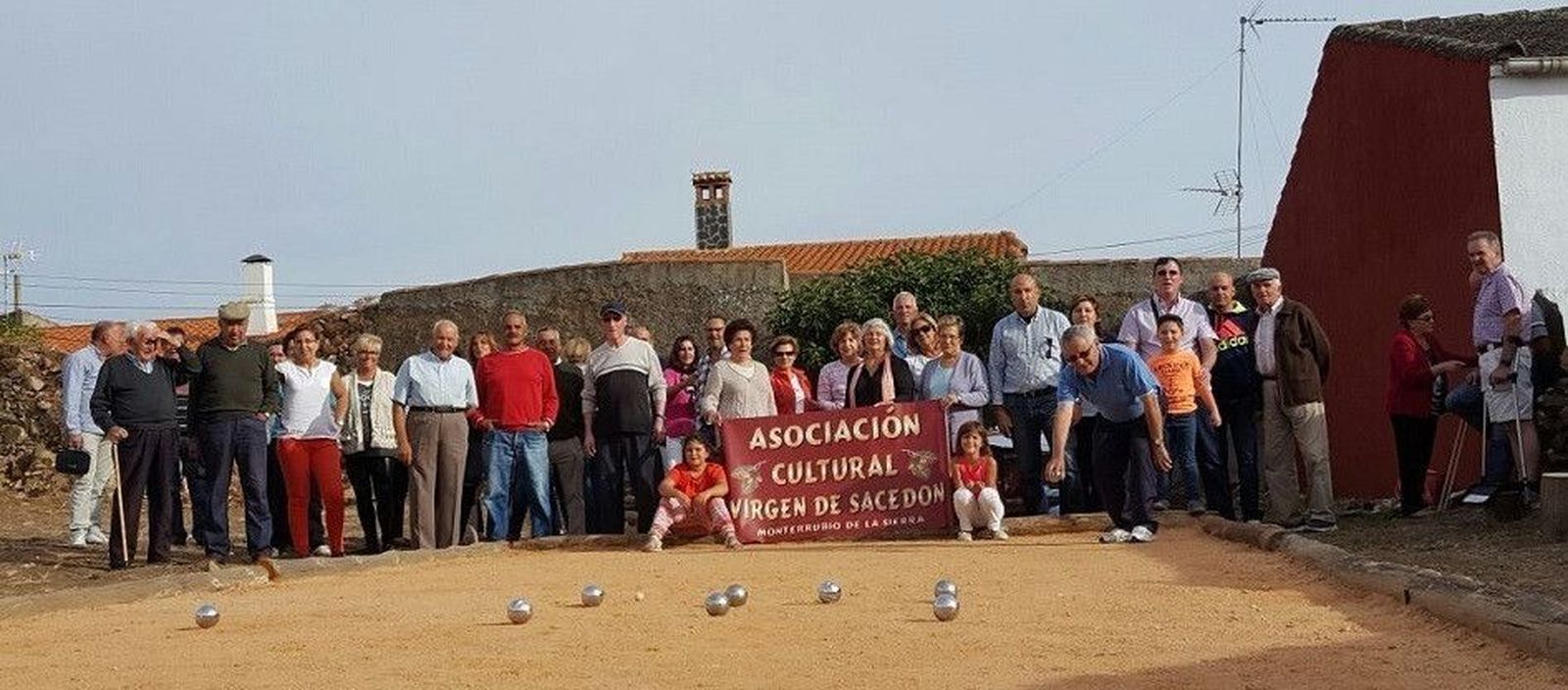 La Asociación Cultural Virgen de Sacedón inaugura una pista de petanca