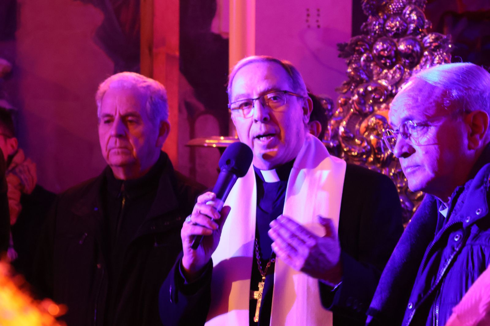 El obispo Fernando Varela bendice el belén de la Catedral