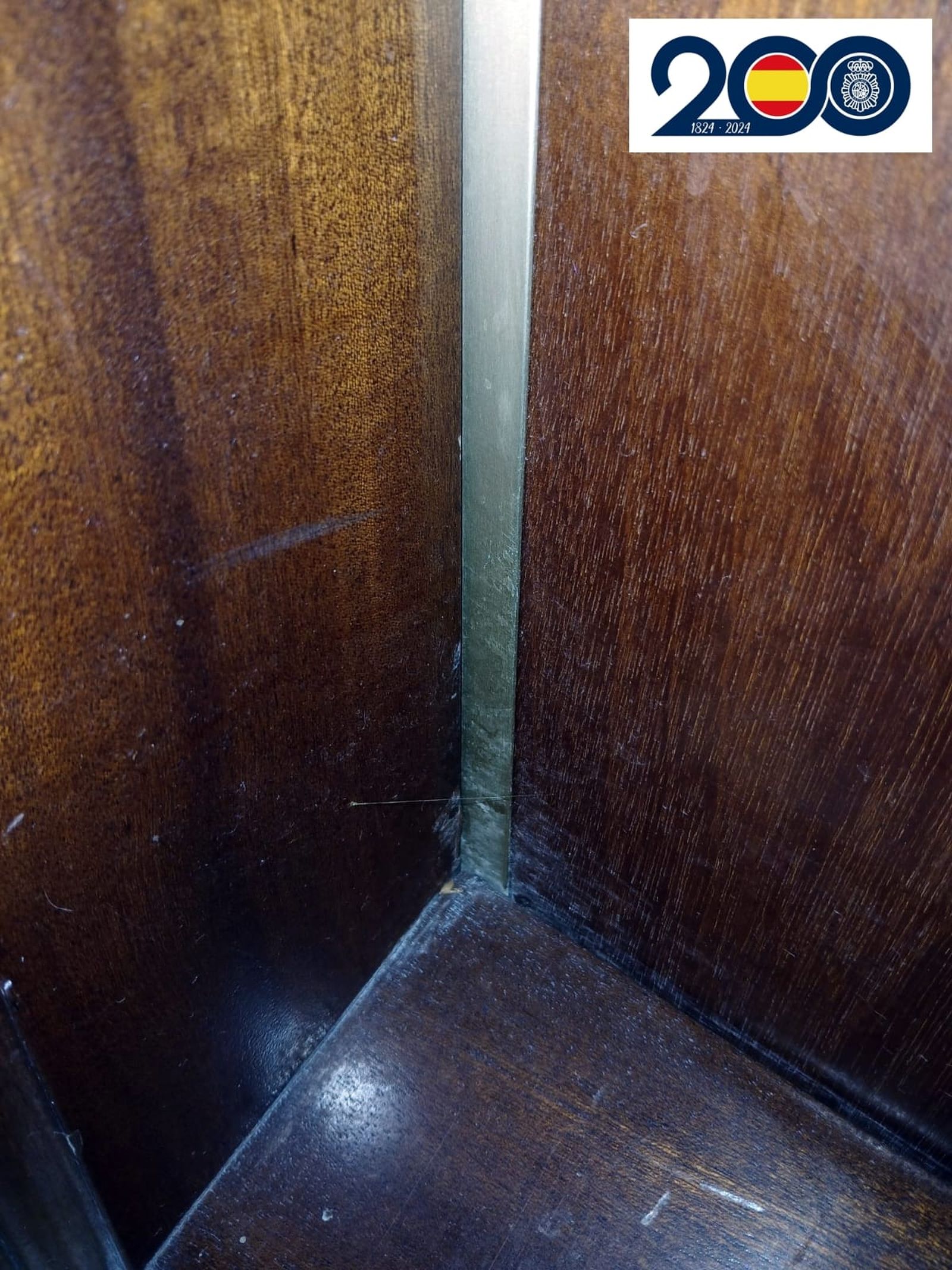 Hilo marcando una puerta de una vivienda