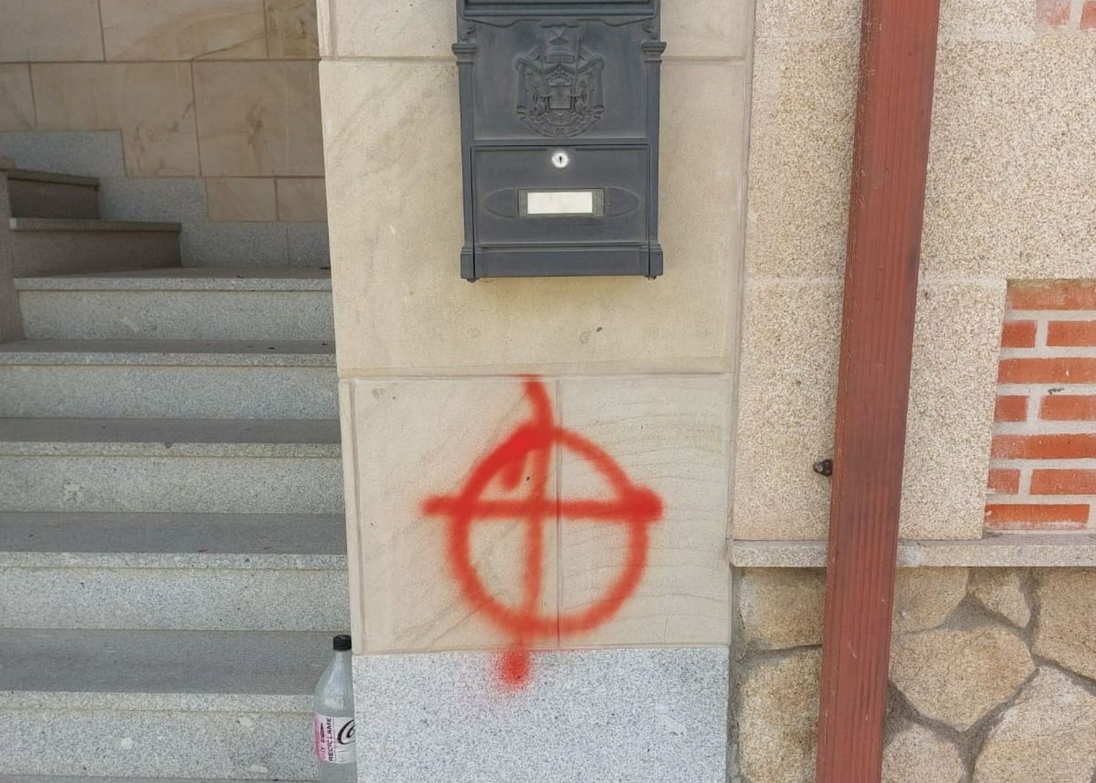 Pintadas en la entrada de la vivienda del alcalde de Villaflores