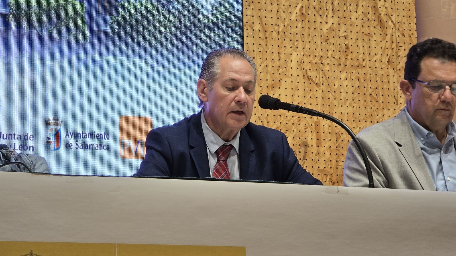 El concejal de Fomento, Fernando Carabias, preside el sorteo de la nueva promoción de vivienda pública de alquiler en el barrio de Capuchinos