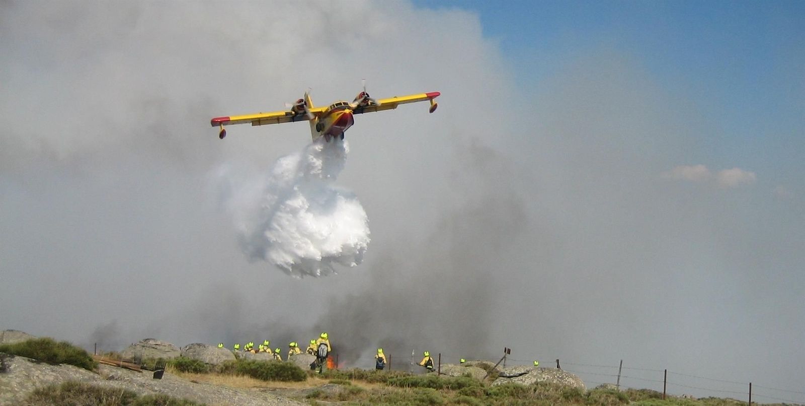 Un avión anfibio actuando en un incendio forestal. EP.