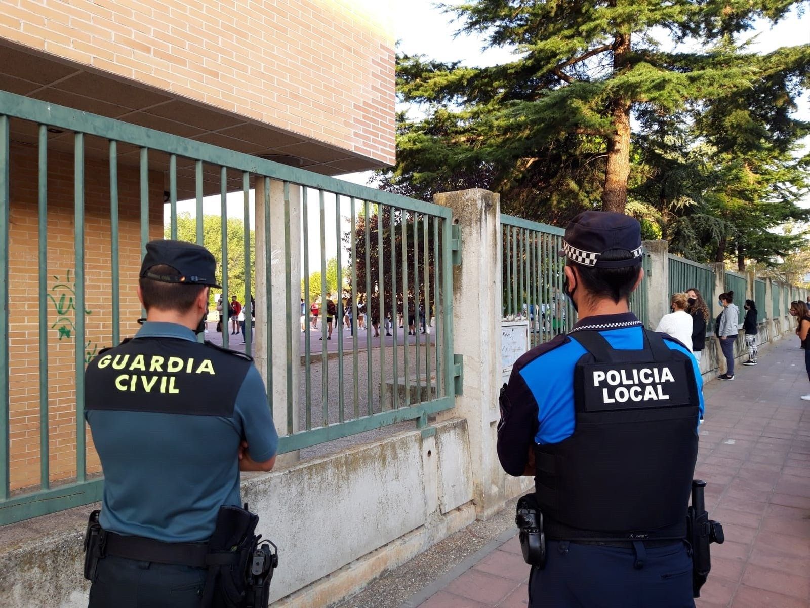 Agentes de Policía Nacional revisan el cumplimiento de las normas y que el regreso de los alumnos a la enseñanza presencial se haga de forma ordenada y segura a la puerta del I.E.S. Emilio Ferrari d