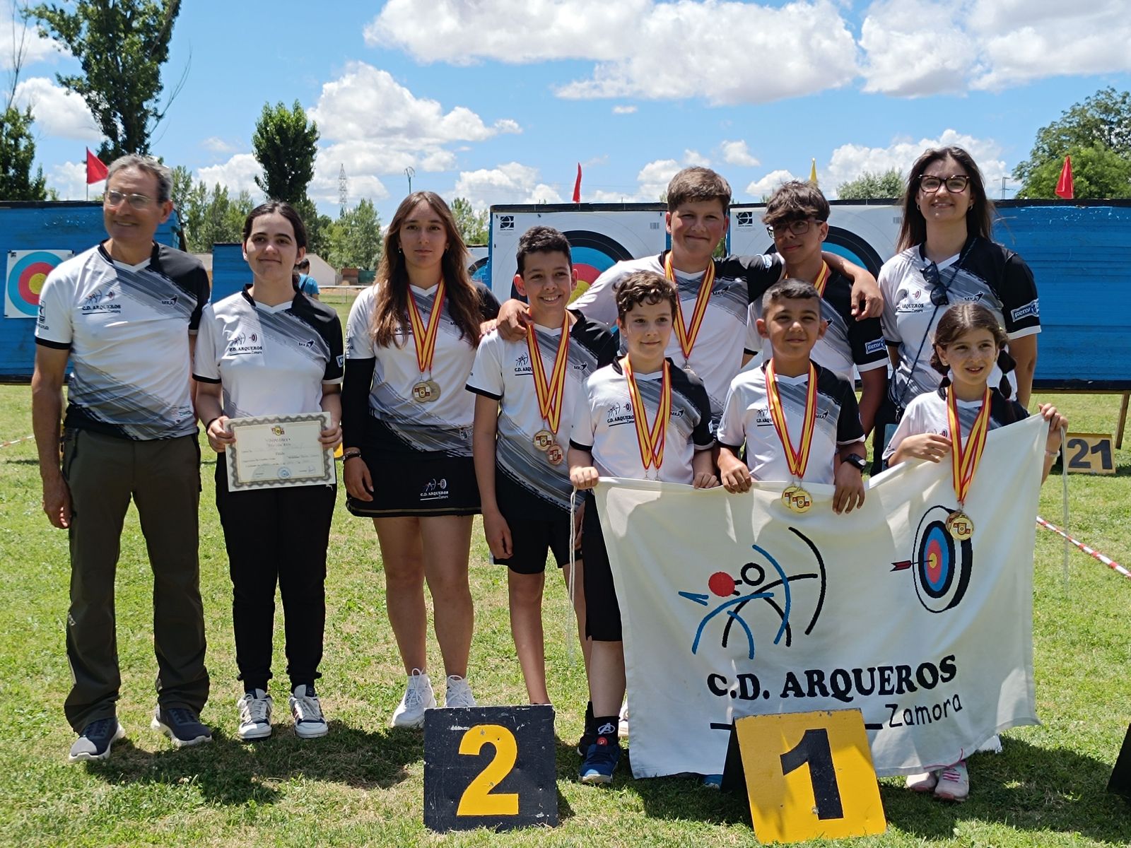 jóvenes arqueros medallistas en León