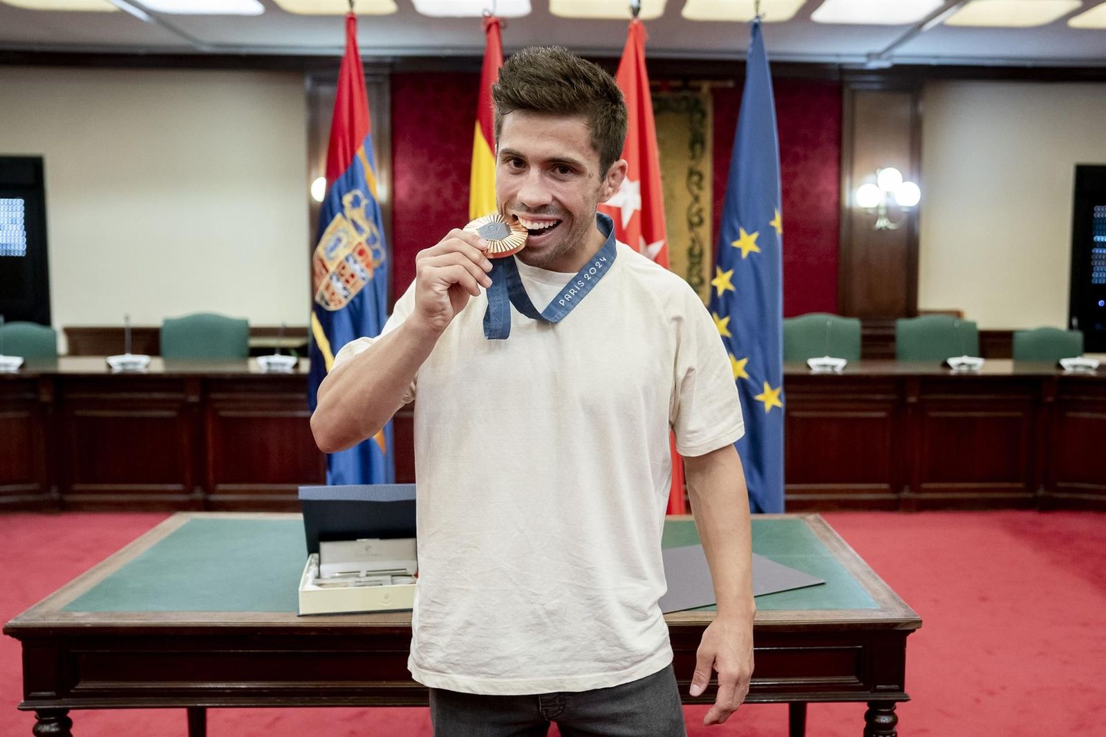 El primer medallista olímpico de la comitiva española de los Juegos Olímpicos de París 2024, Fran Garrigós, posa con su medalla durante un encuentro con el alcalde de Móstoles, Manuel Bautista, en el Ayuntamiento de Móstoles, a 1 de agosto de 20 - A. Pérez Meca - Europa Press - Archivo