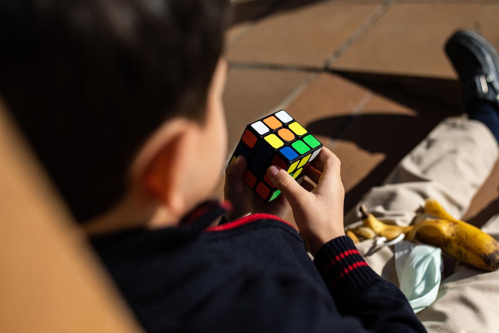 Un niño juega con un cubo de rubik en el patio del colegio   Alejandro Martínez Vélez   Europa Press   Archivo