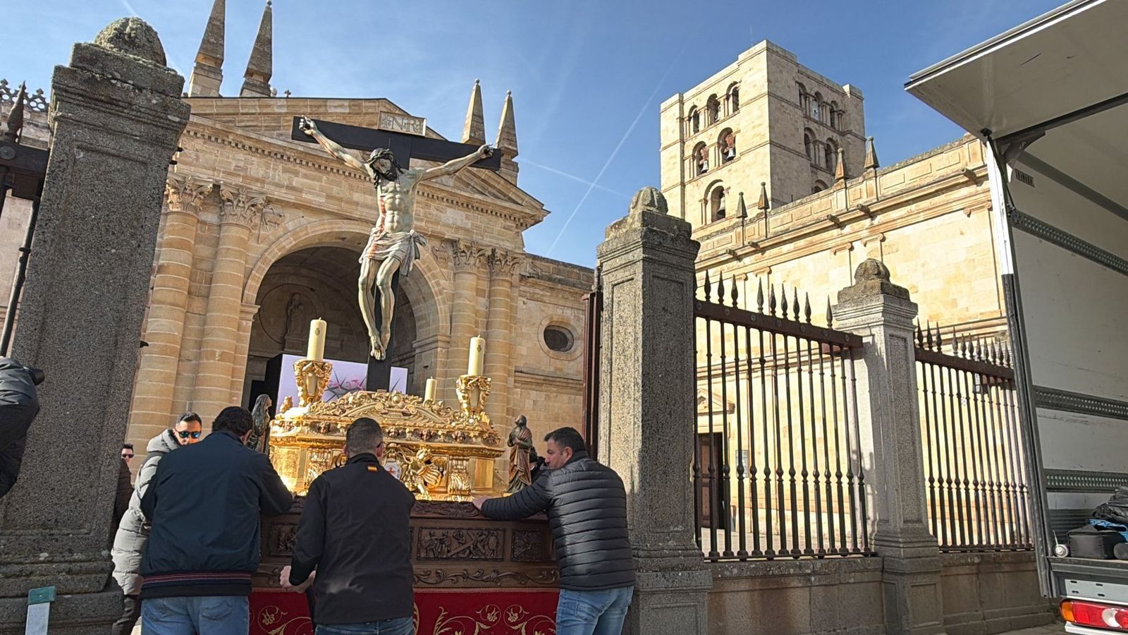 Colocación del Cristo de las Injurias en su mesa procesional