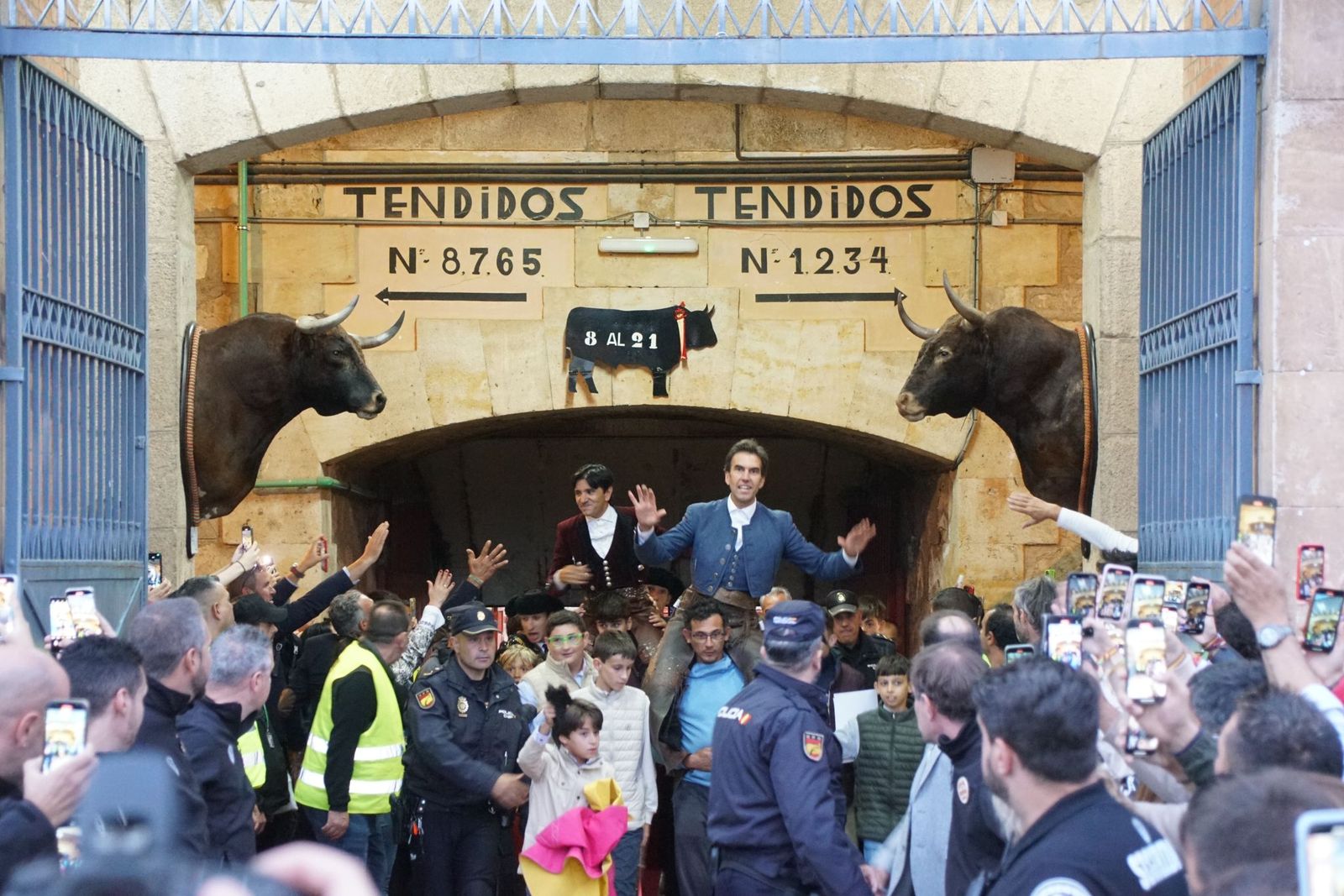 ambiente-en-el-patio-de-cuadrillas-de-la-glorieta-para-ver-a-sergio-galan-diego-ventura-y-guillermo-hermoso-de-mendoza-21-de-septiembre-de-2024-fotos-juanes-2