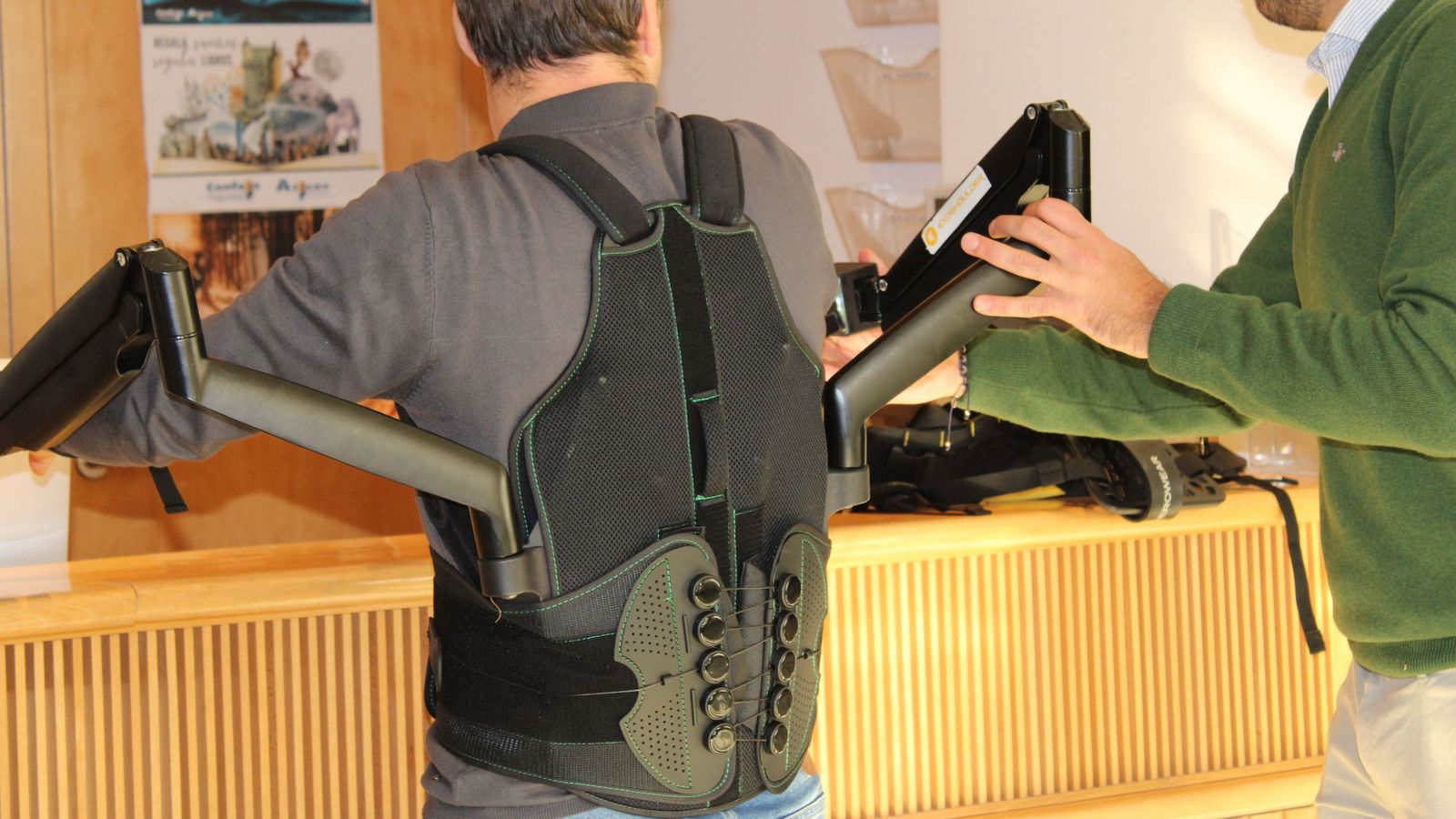 Demostración del funcionamiento de exoesqueletos industriales