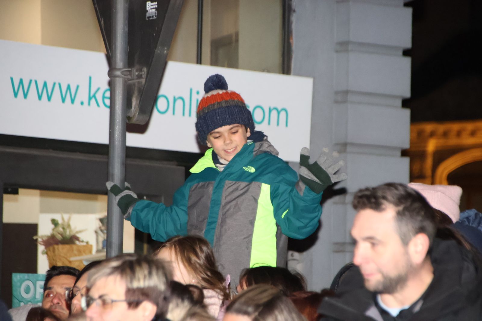 Niños y mayores viven con ansia el paso de la Cabalgata de Salamanca 2026