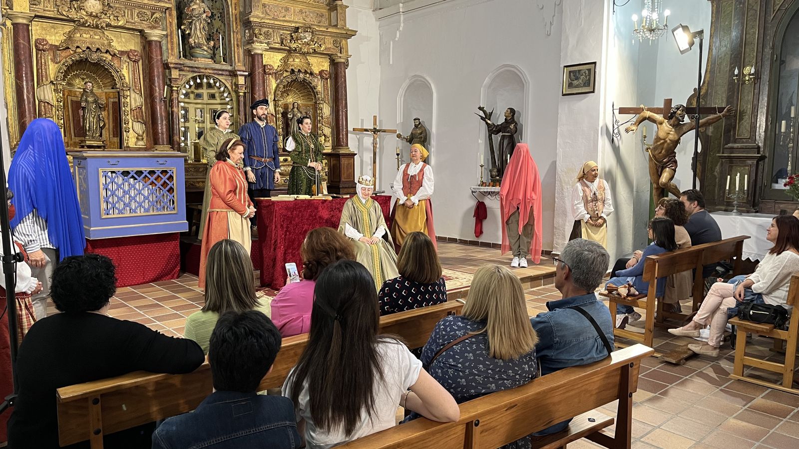 Actuación del grupo de teatro Lazarillo de Tormes con «Buscando a Nebrija» en la iglesia de San Luis de Peñaranda
