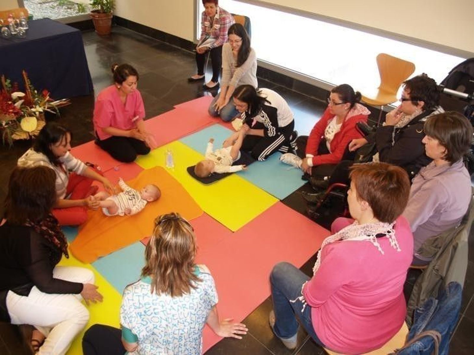 Un taller de masajes para bebés abre la tercera jornada de la Semana de la Salud