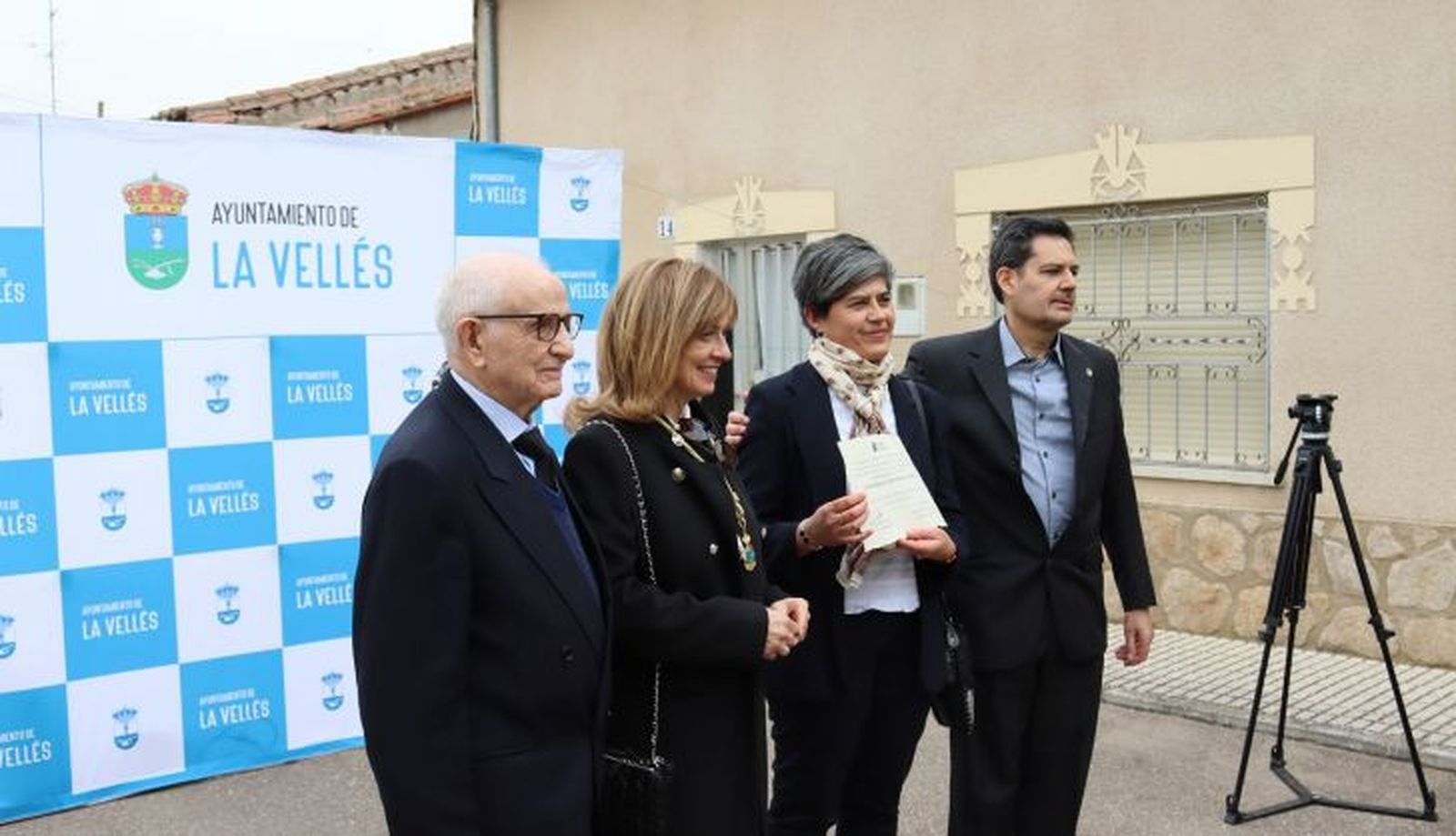 La Vellés, hijo predilecto Enrique Almaraz (2)