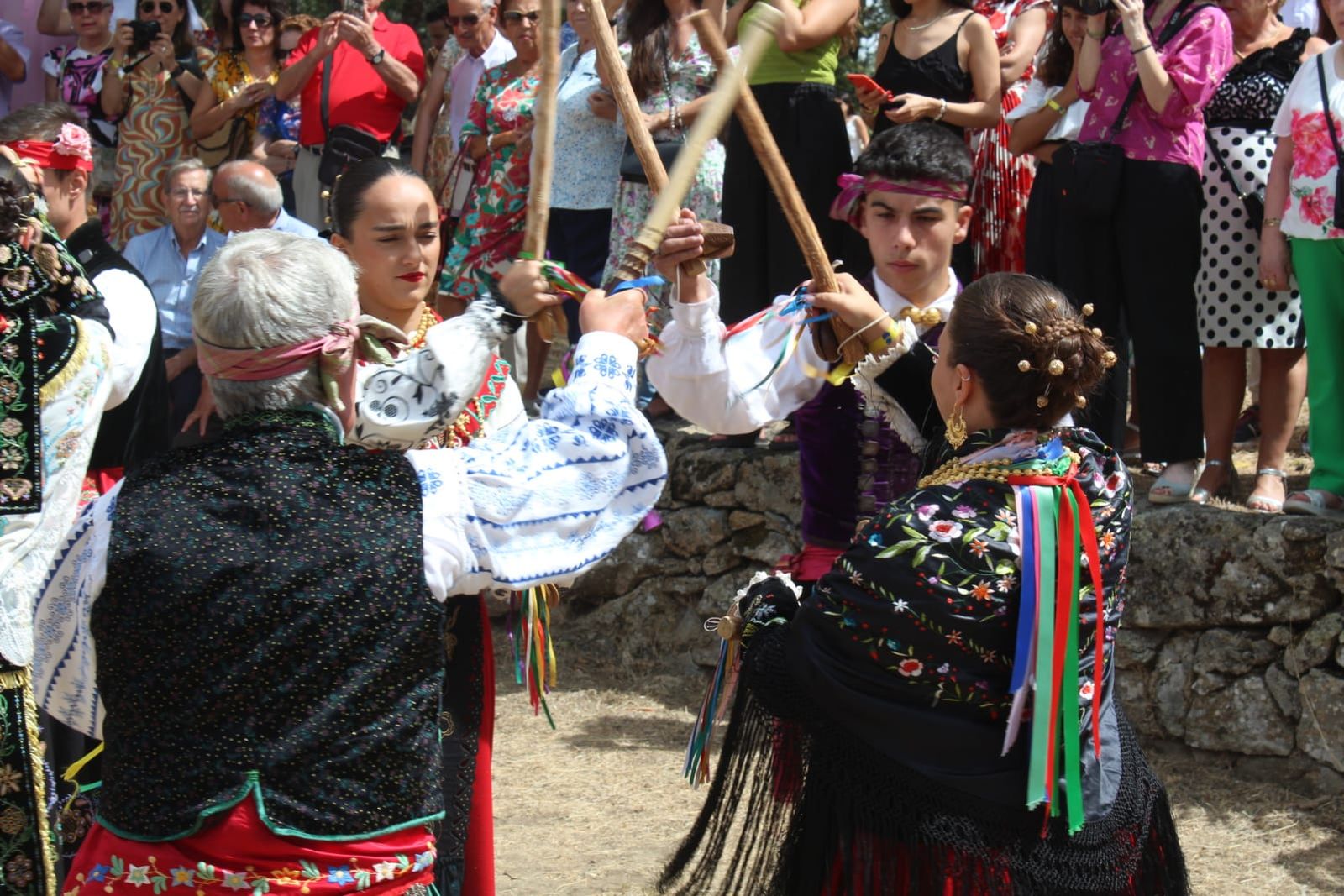 solemne-misa-en-la-iglesia-del-robledo-de-sequeros-procesion-y-ofertorio-28