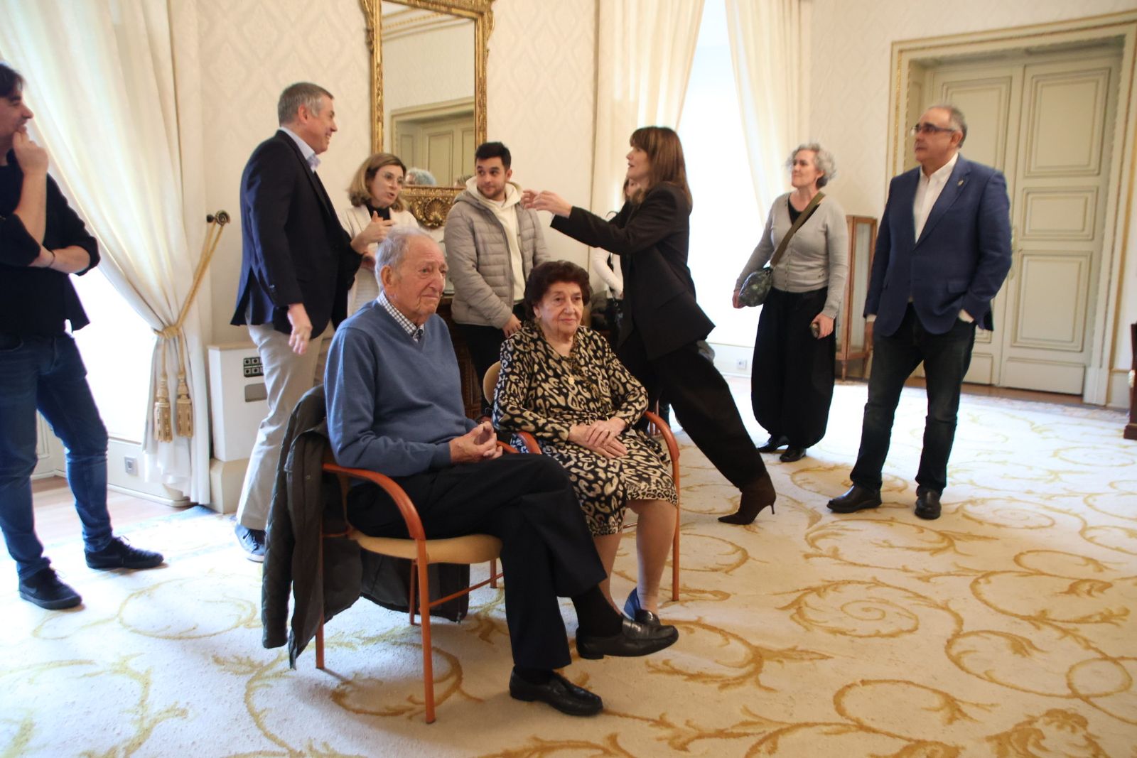 La concejala de Deportes, Almudena Parres, recibe al entrenador de baloncesto José Ignacio Hernández