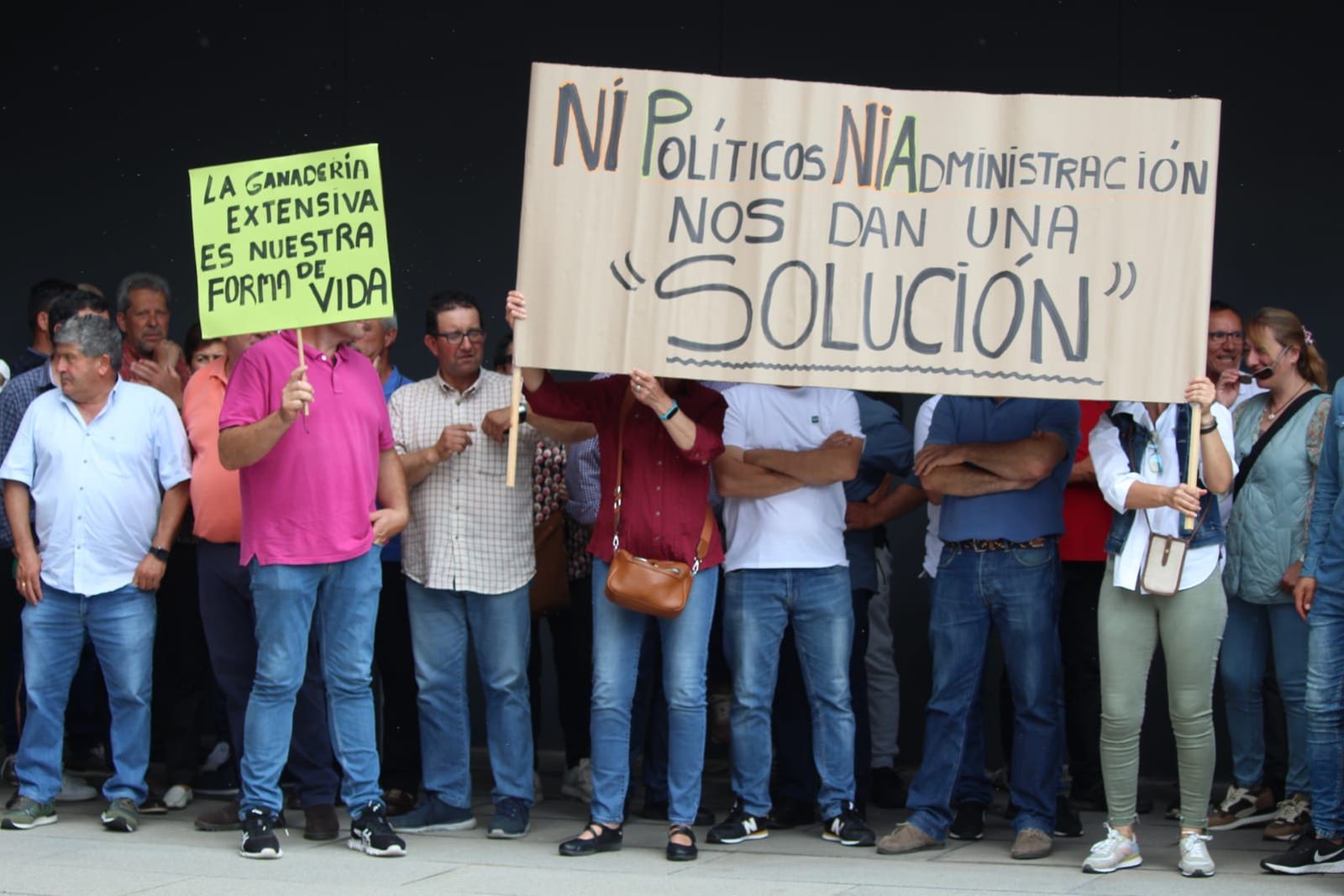 Protestas de los ganaderos frente a la Delegación Territorial de la Junta de Castilla en León en Salamanca