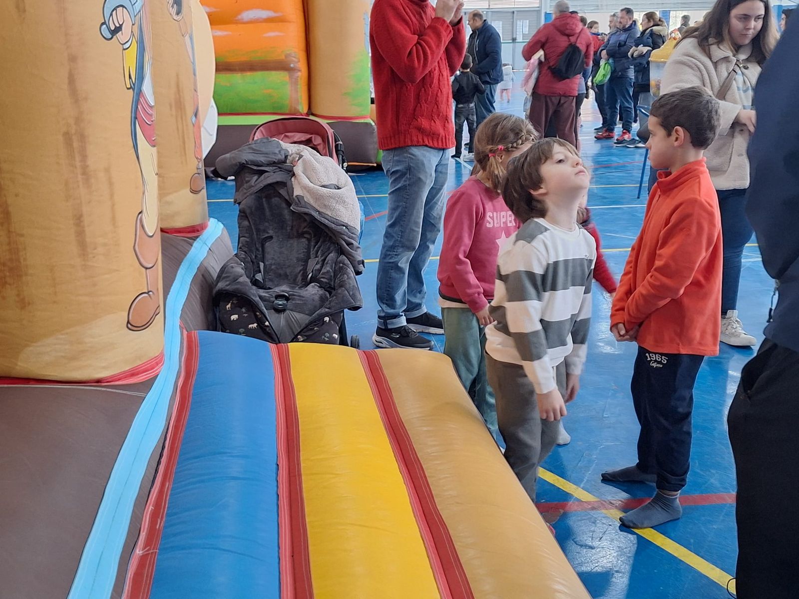 Hinchables, mercadillo y visita de papa Noel en Villamayor (21).jpeg