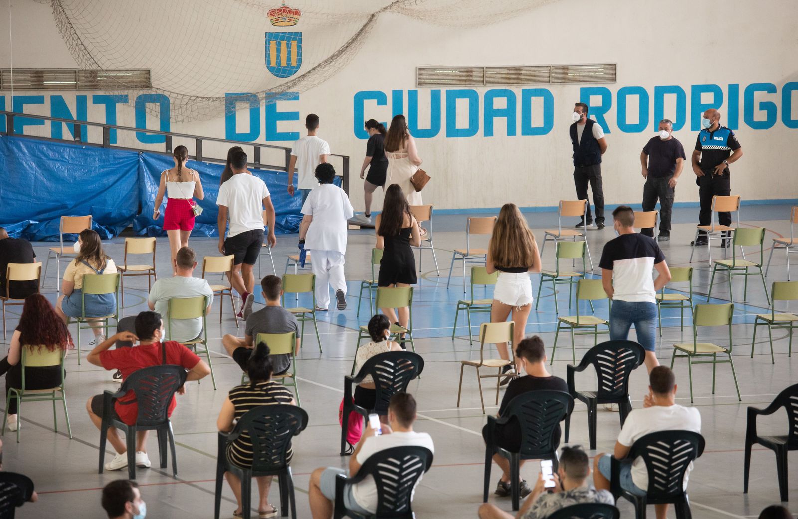 Vacunación masiva de jóvenes en Ciudad Rodrigo. Foto ICAL. (6) Vacunación masiva de jóvenes en Ciudad Rodrigo. Foto ICAL. (6)