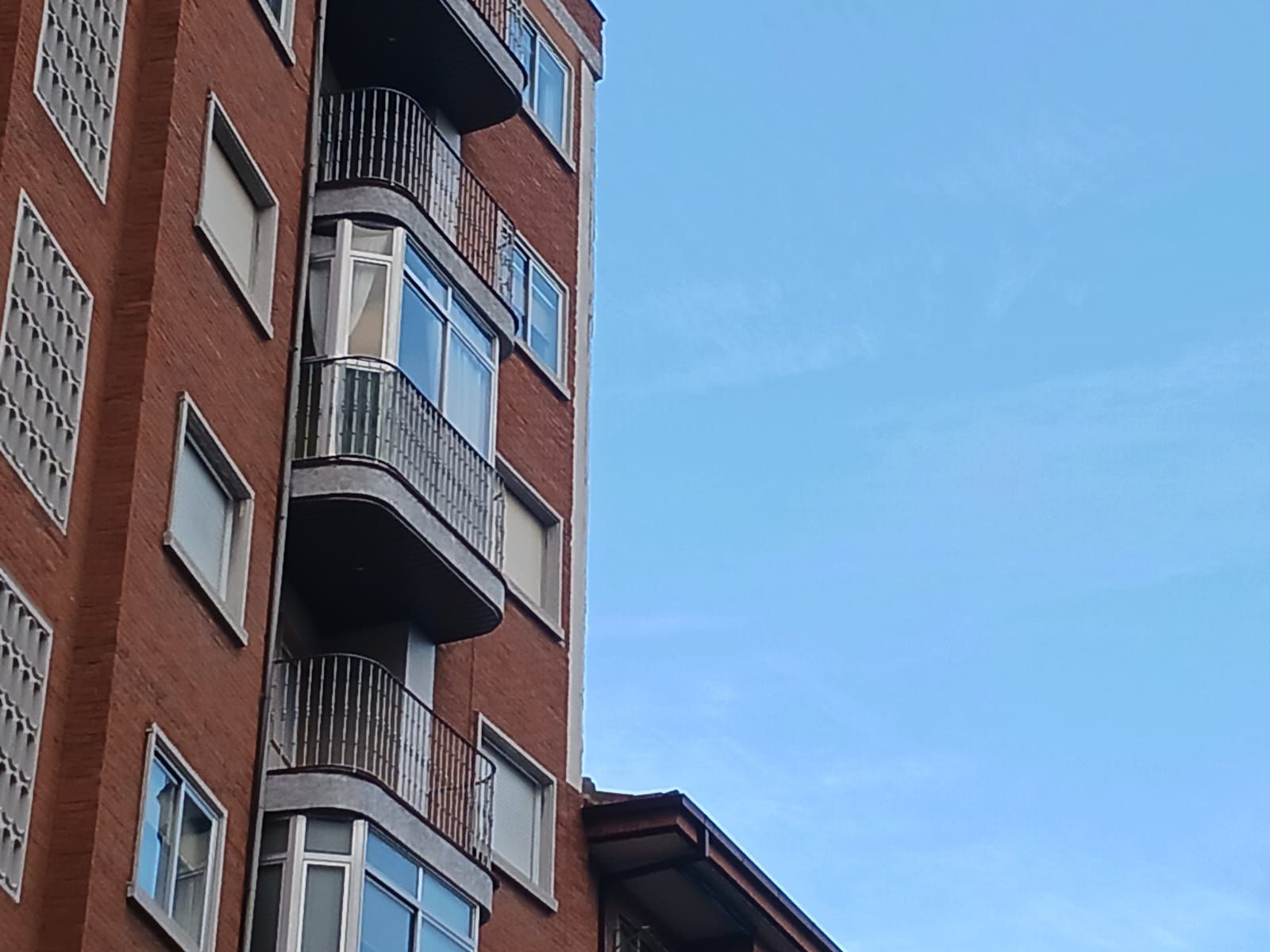 Desalojo de un edificio en Príncipe Vergara tras la grieta en un edificio