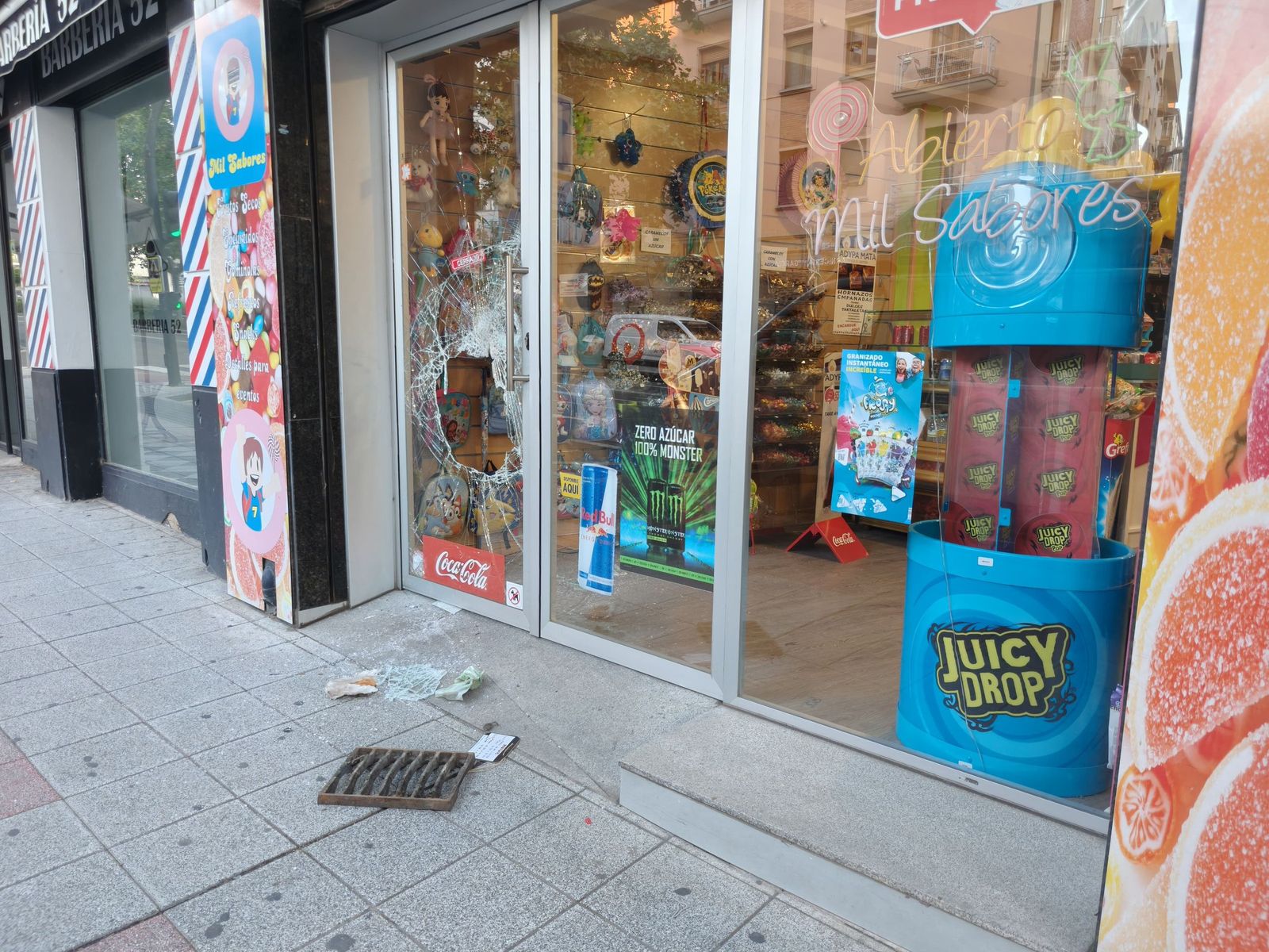 Rompen con una alcantarilla el escaparate de una tienda de la avenida de Villamayor Rompen con una alcantarilla el escaparate de una tienda de la avenida de Villamayor