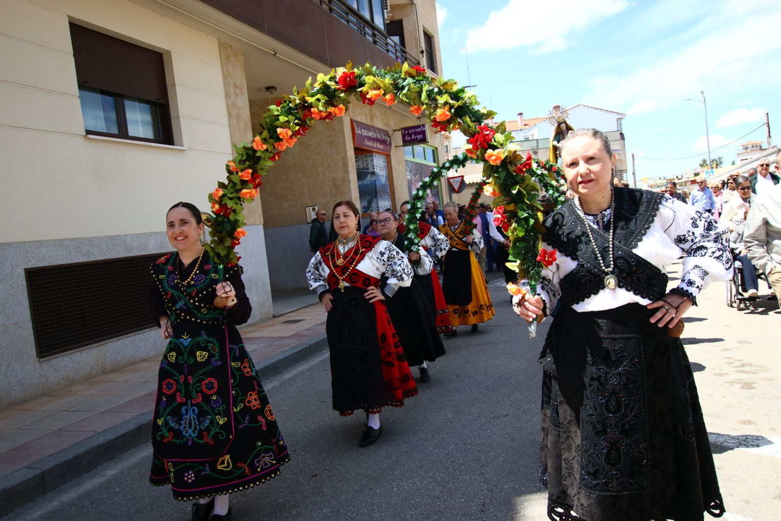 La devoción llena Villamayor en la salida procesional de Nuestra Señora de los Remedios