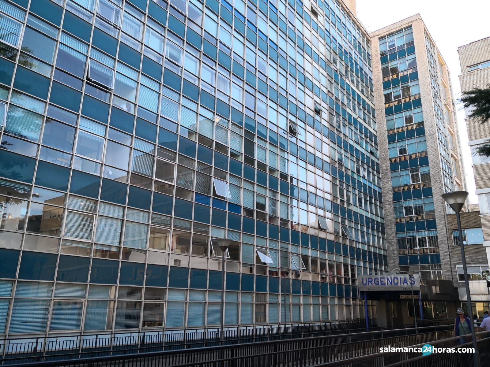 Edificio Hospital Virgen de la Vega. Foto de archivo